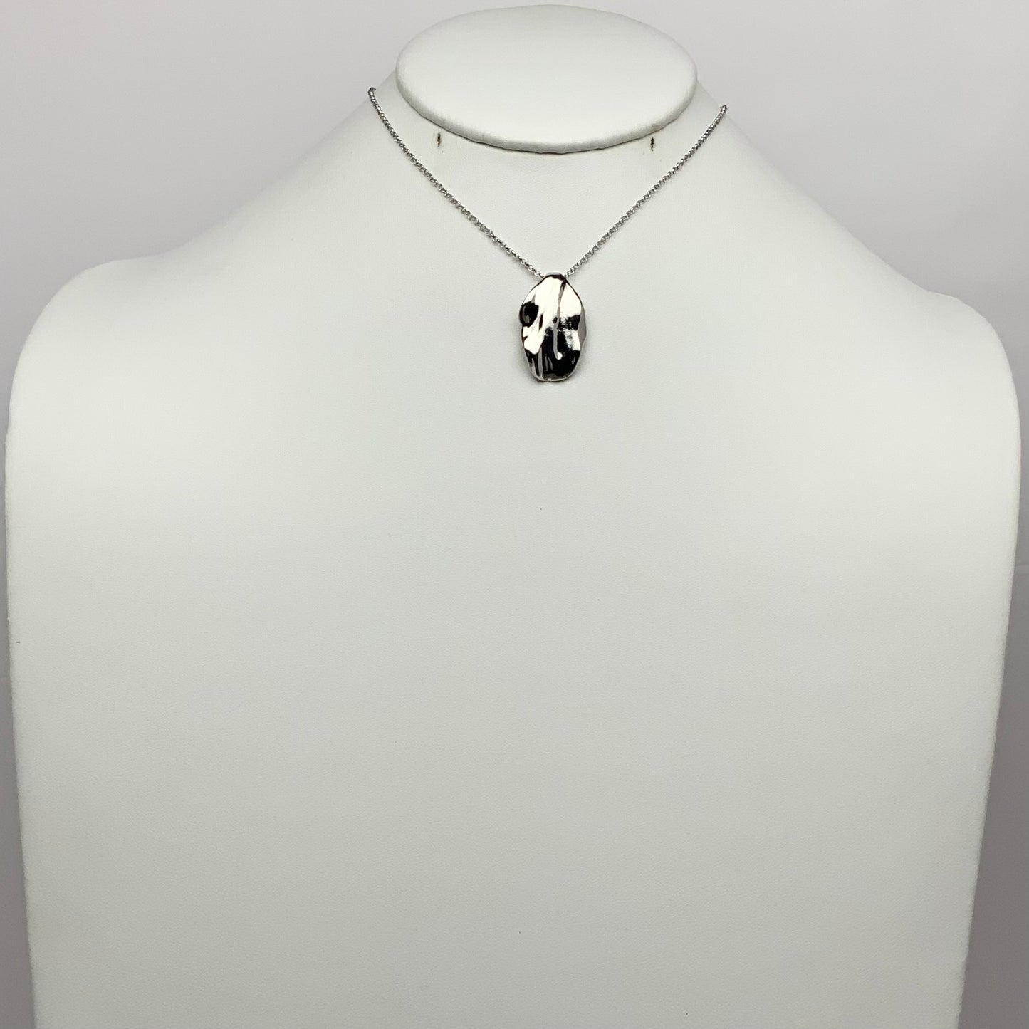 Elegant Leaf Texture Pendant Necklace