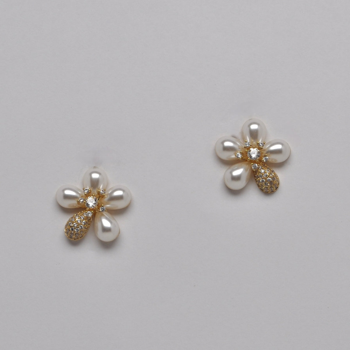 Pearl Flower Design Bling Earrings