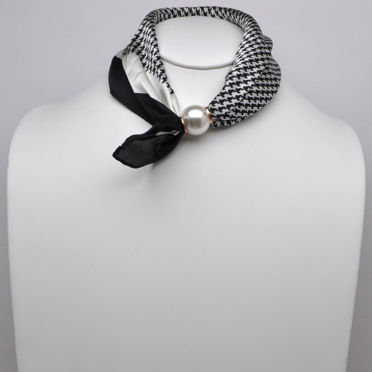 Houndstooth Pattern Pearl Magnetic Scarf