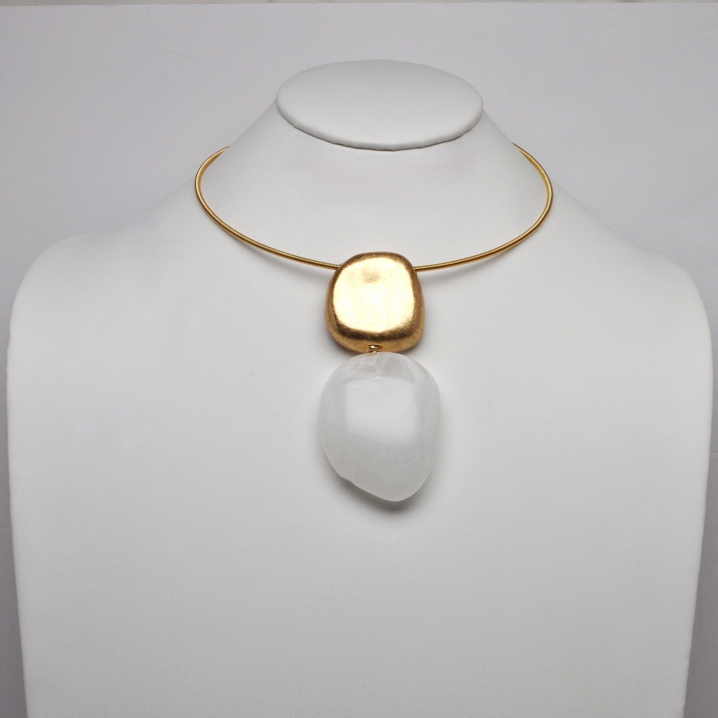 Torque Lucite Stone Pendant Choker necklace