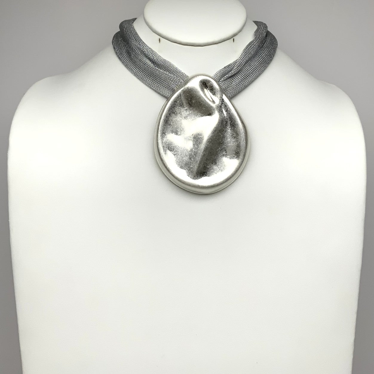 Hammered Pendant Mesh Neckalce