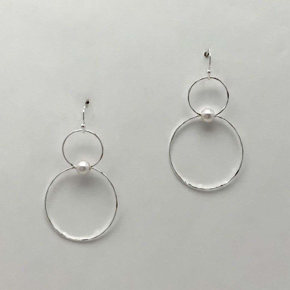 Two Circle Pearl Hold Earrings