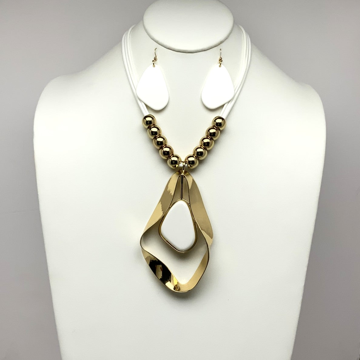 Short Vinyl Cords and Metal Beads Necklace Set