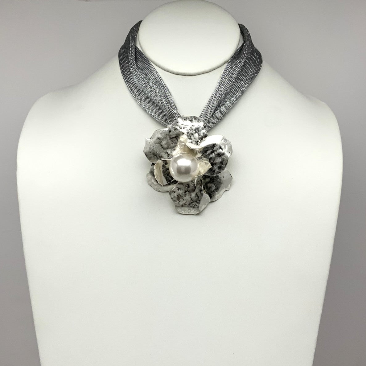 Metal Flower Pearl Mesh Necklace