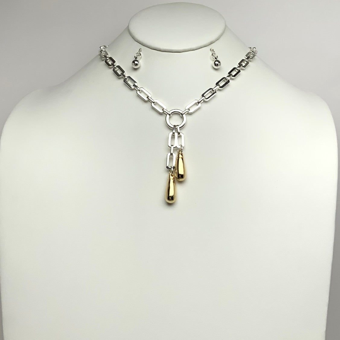 Link Chain w/Teardrop Shaped Pendant Necklace