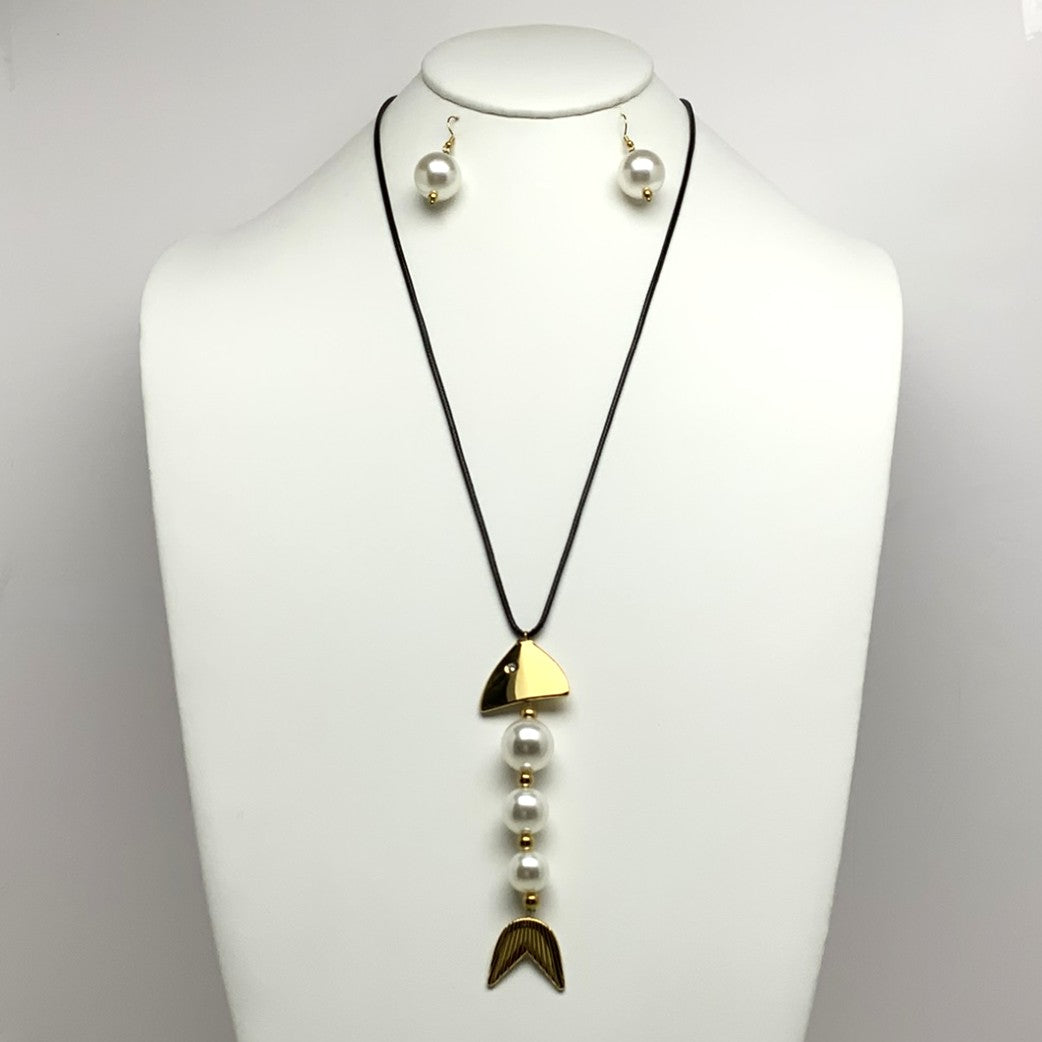 Long Fish Articulated Pearl Necklace