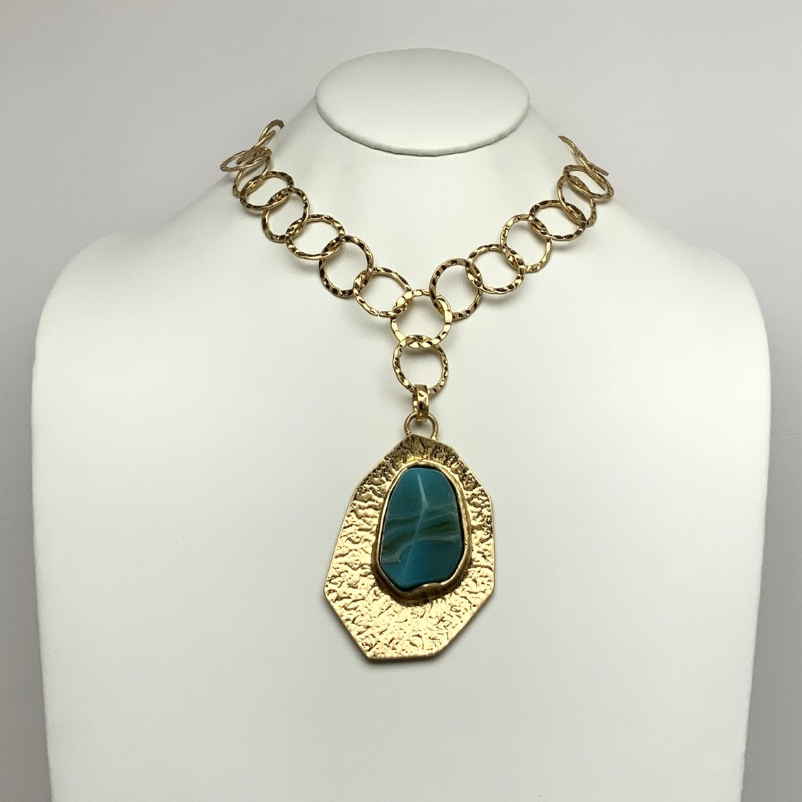 Large Lucite Gem Pendant w/Hammered Chain Design Necklace