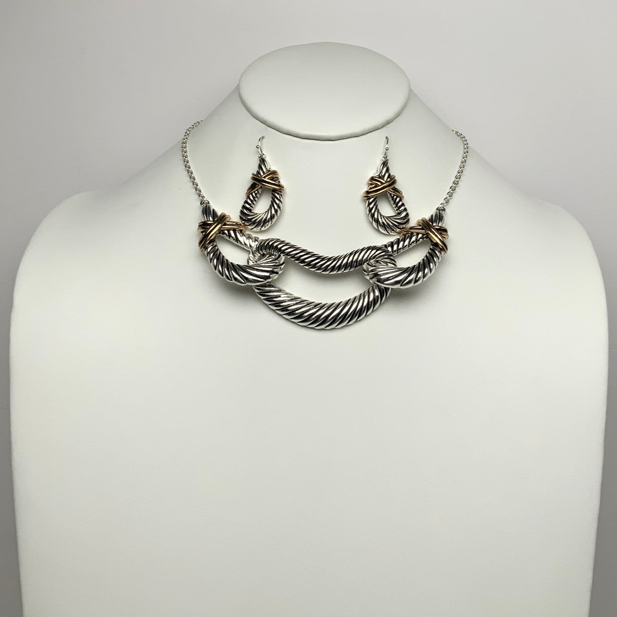 Ribbed Oval Interlinked Statement Accent Necklace