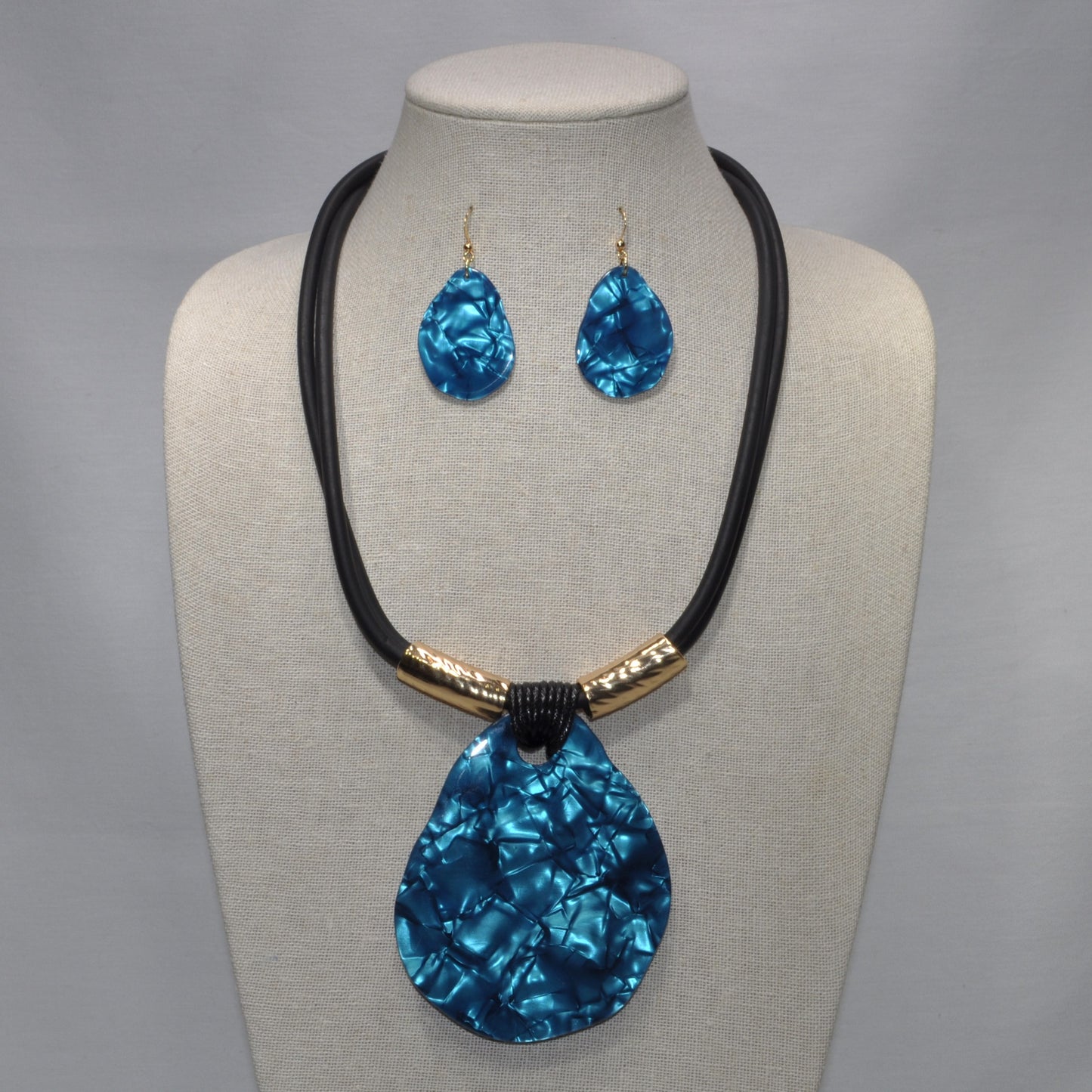 Short Thick Rubber Cord Necklace Set With Large Marble Pendant