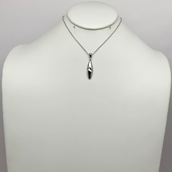 Elegant Textured Pendant Necklace