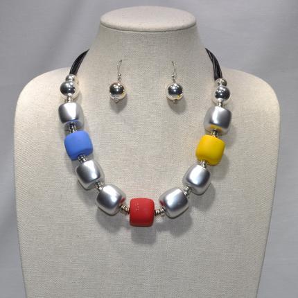 Metal and Lucite Beads Necklace