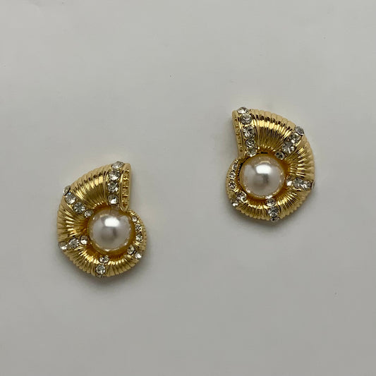 Shell Pearl Earrings