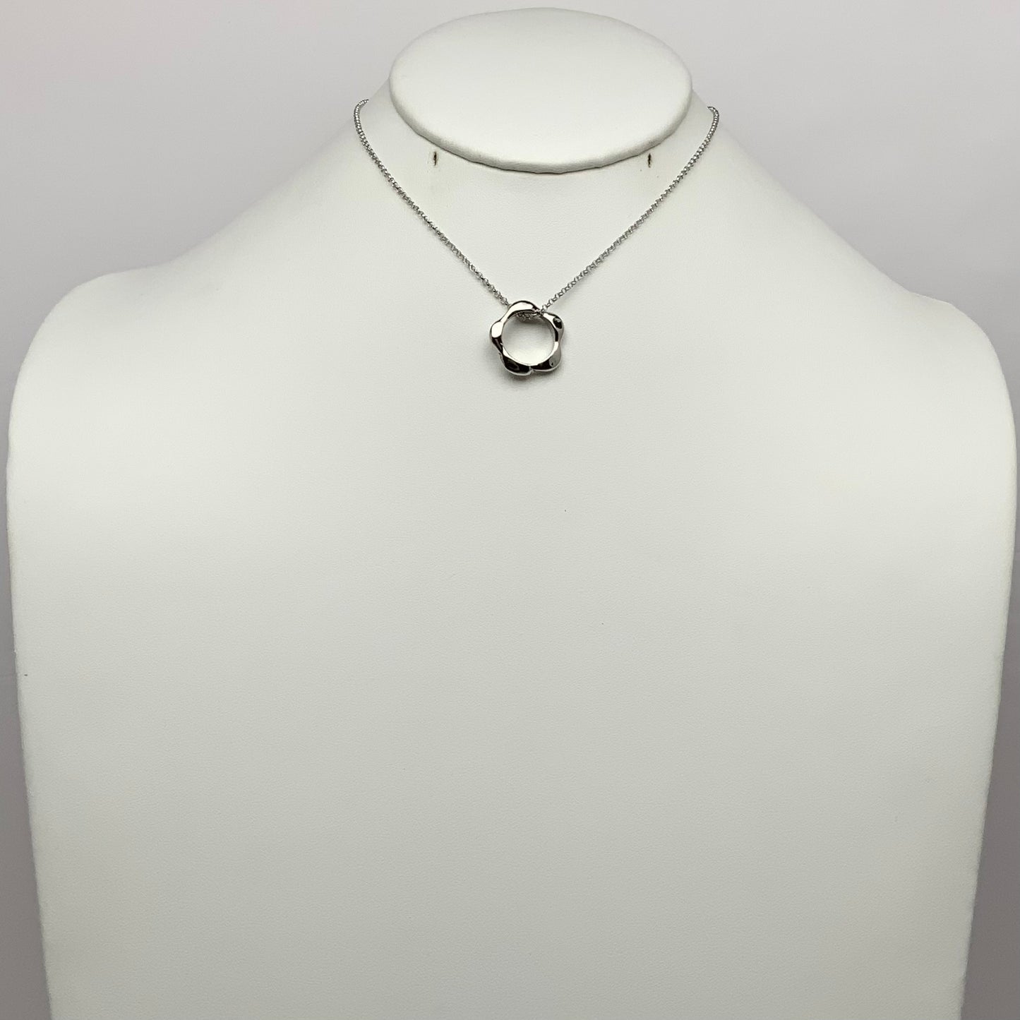 Elegant Wavy Ring Pendant Necklace