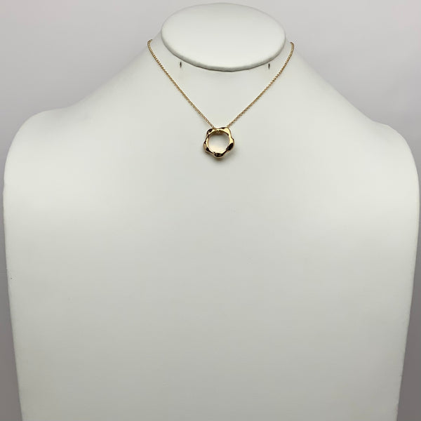 Elegant Wavy Ring Pendant Necklace