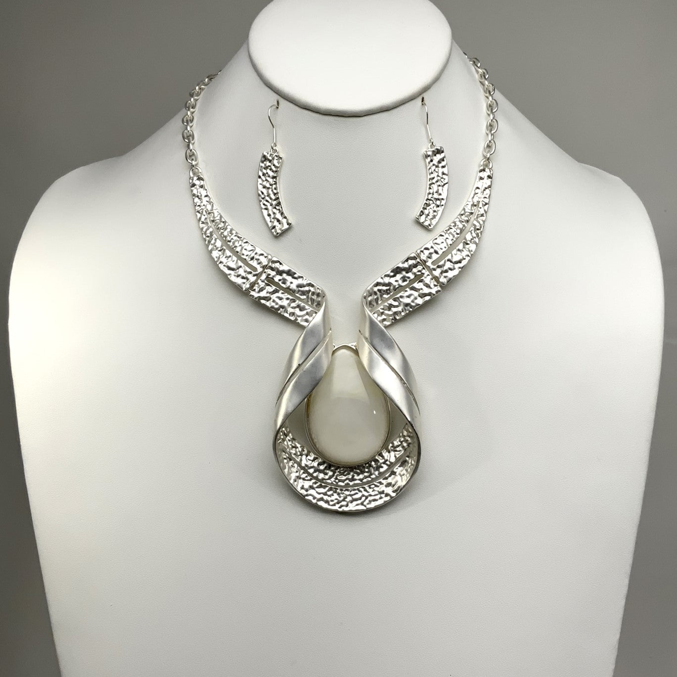 Bib Style Twist Lucite Pendant Necklace Set