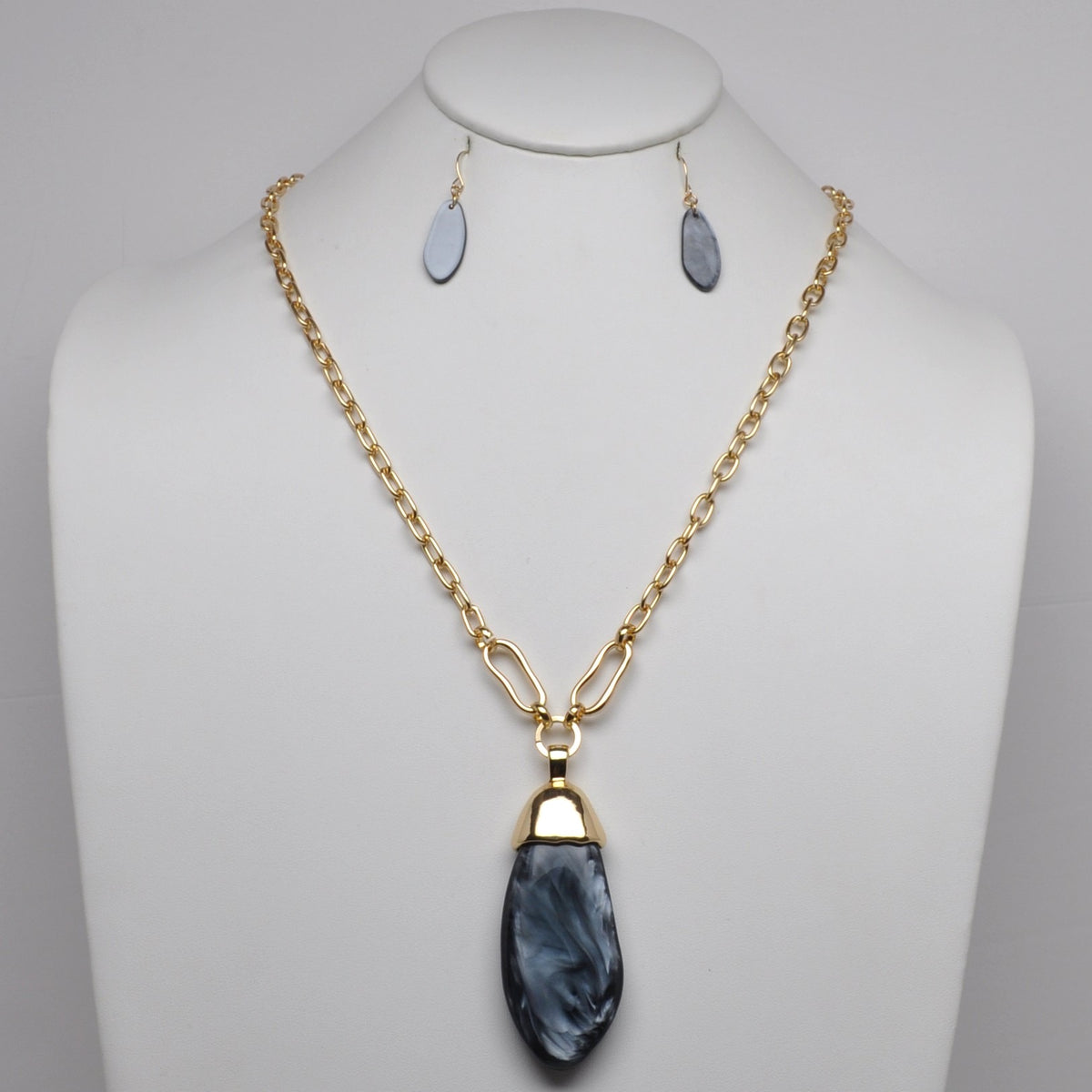 Pebble-Shaped Pearlescent Resin Pendant Cable Chain Necklace