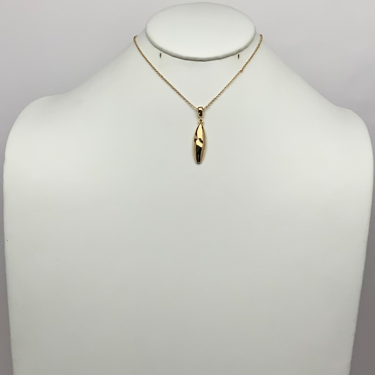 Elegant Textured Pendant Necklace
