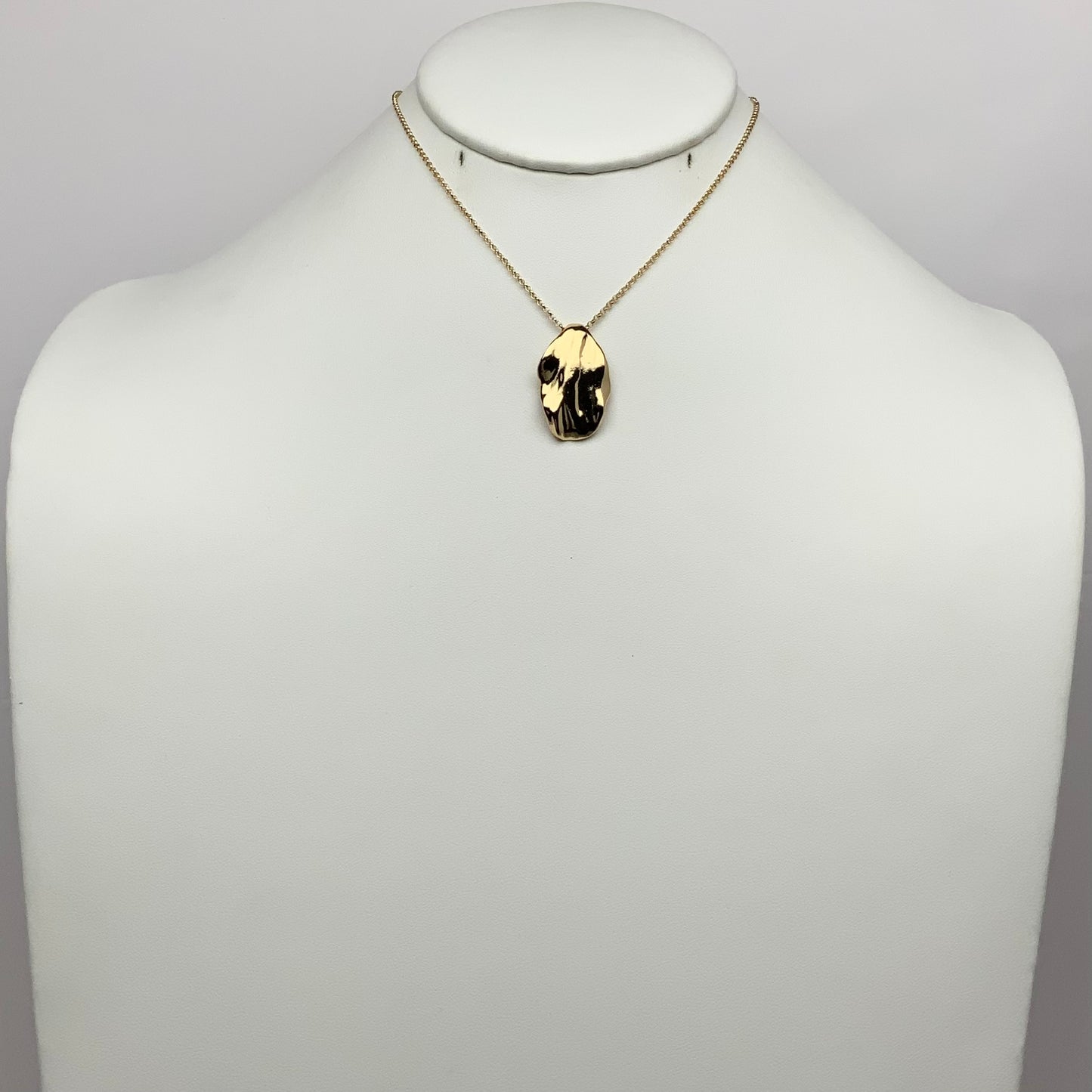 Elegant Leaf Texture Pendant Necklace
