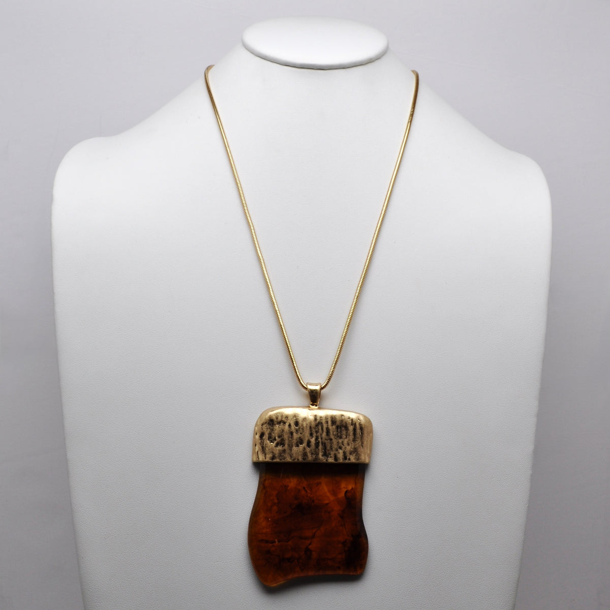 Hammered Cap Tortoiseshell Pendant Necklace