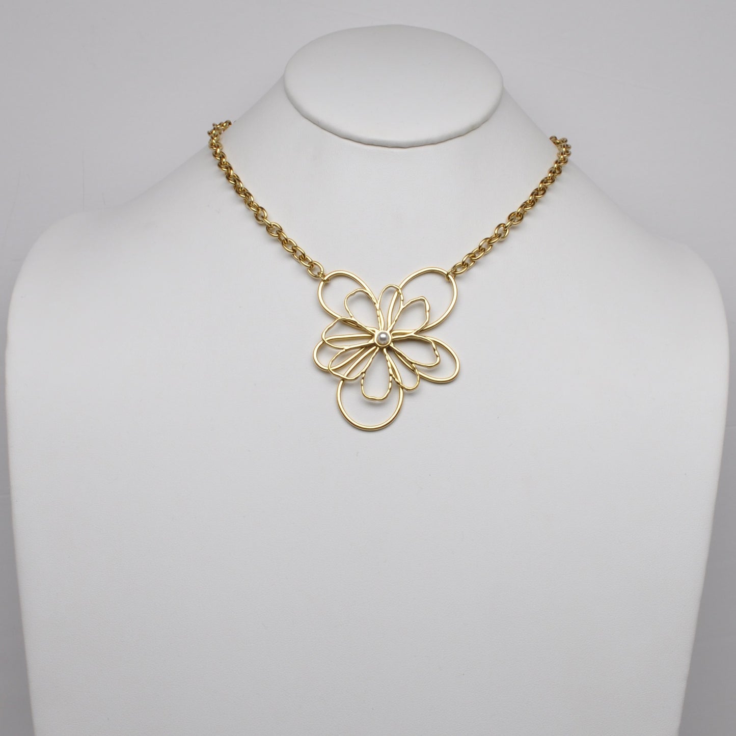Flower w/Pearl Centerpiece Pedant Necklace