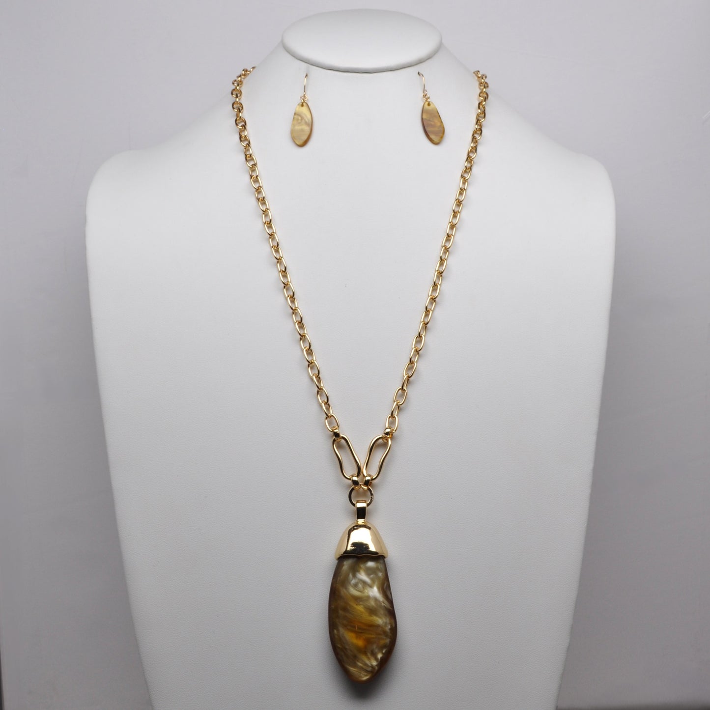 Pebble-Shaped Pearlescent Resin Pendant Cable Chain Necklace