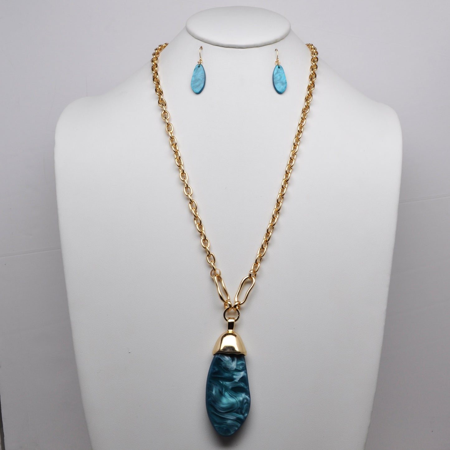 Pebble-Shaped Pearlescent Resin Pendant Cable Chain Necklace