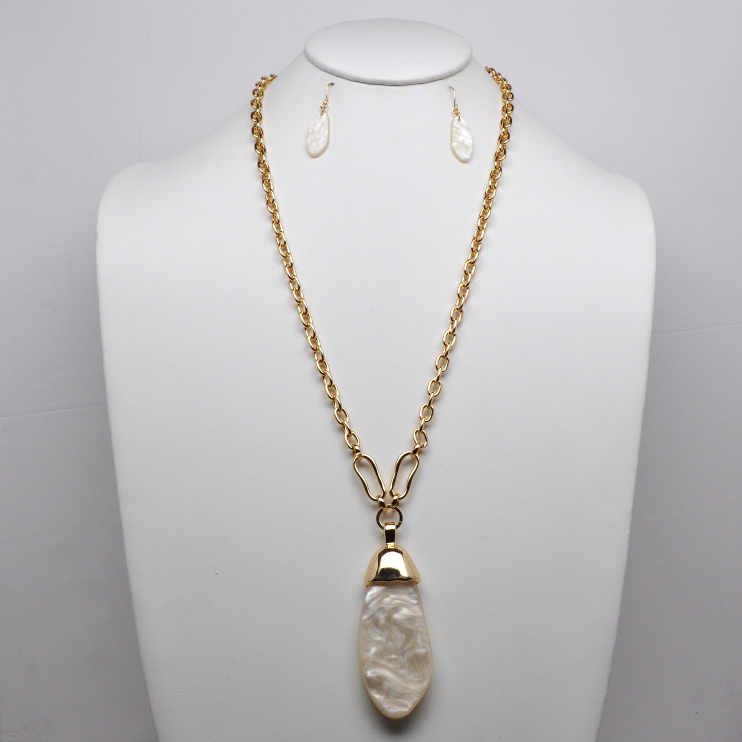 Pebble-Shaped Pearlescent Resin Pendant Cable Chain Necklace