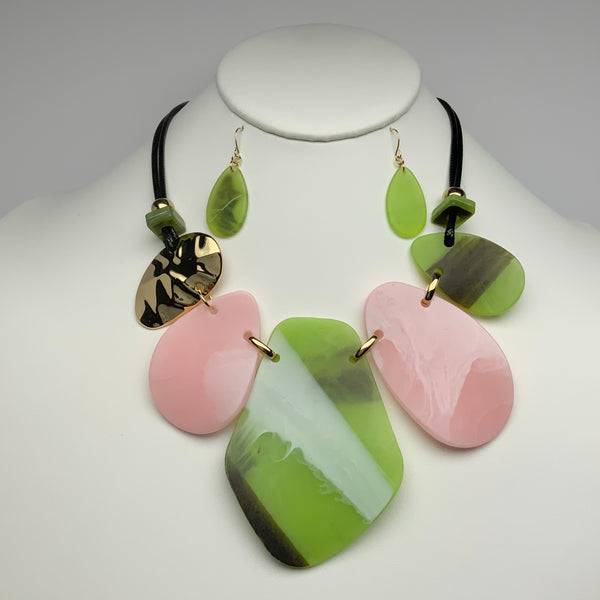 Wavy Lucite Necklace Set