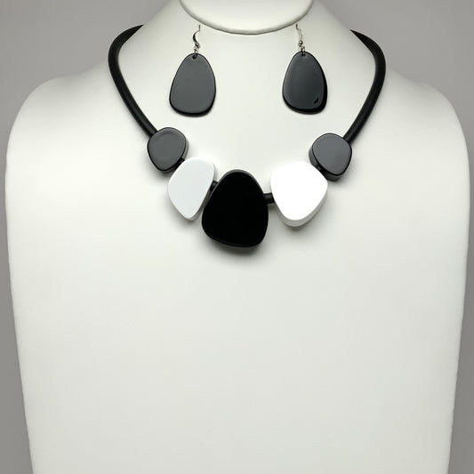 Short Rubber Cord with Flat Lucite/Acrylic Spacers Necklace Set