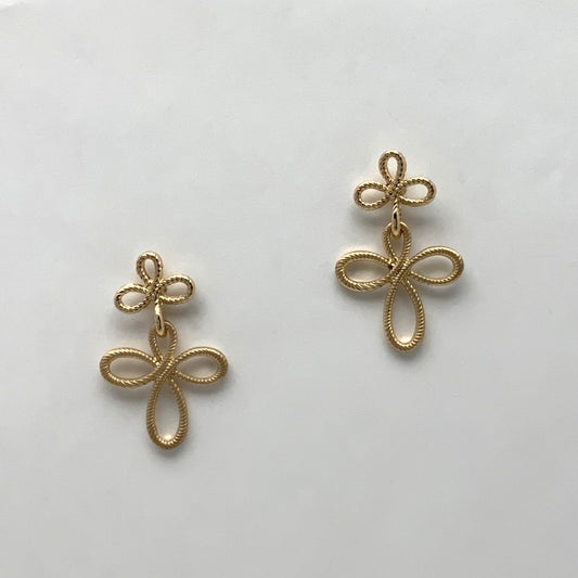 Ribbed Two Twist Earrings