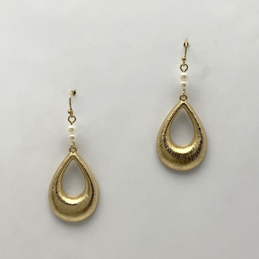 Ribbed Teardrop Pearl Earrings