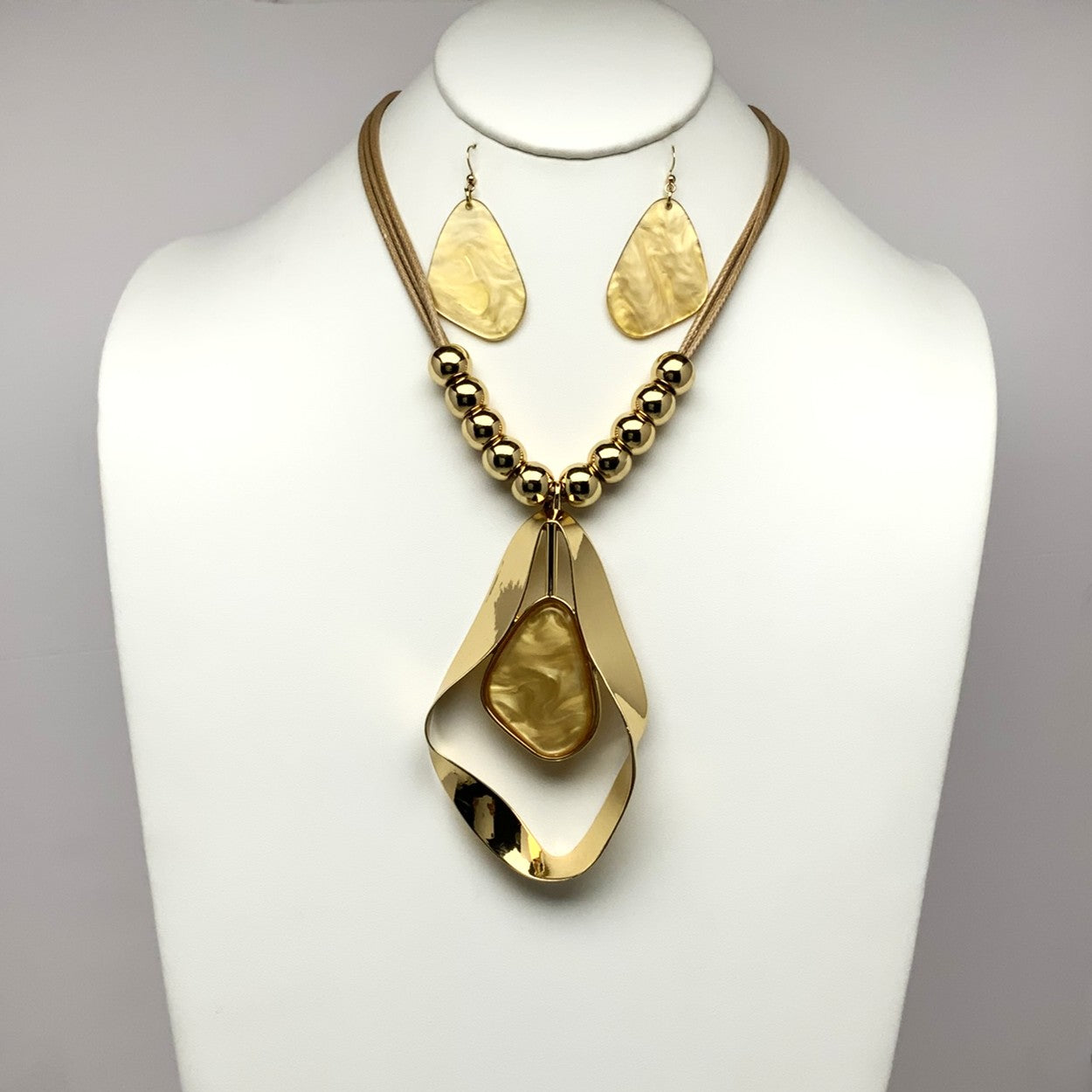 Short Vinyl Cords and Metal Beads Necklace Set