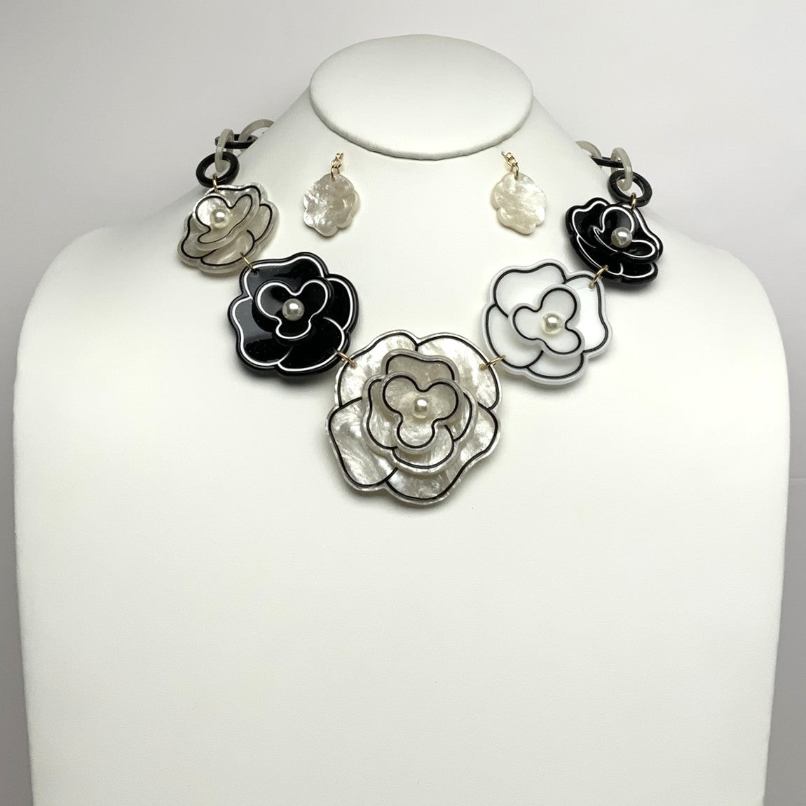Lucite Link Flower Bib Style Necklace Set
