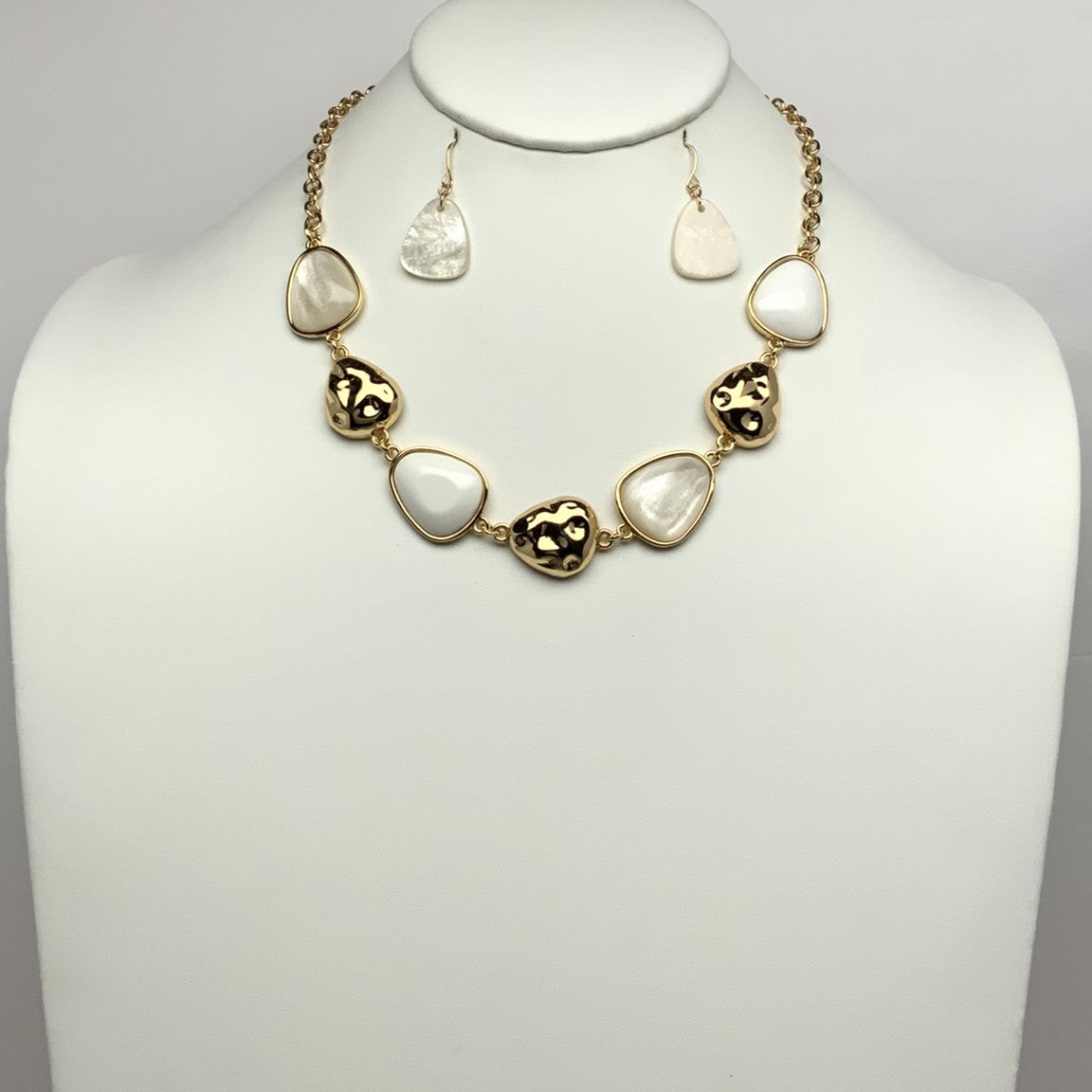 Lucite Hammered Necklace Set