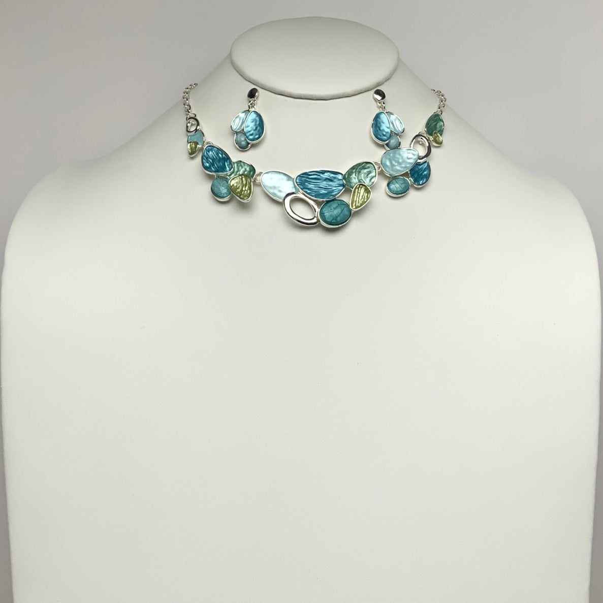 Textured Oval Cluster Bib Style Necklace Set