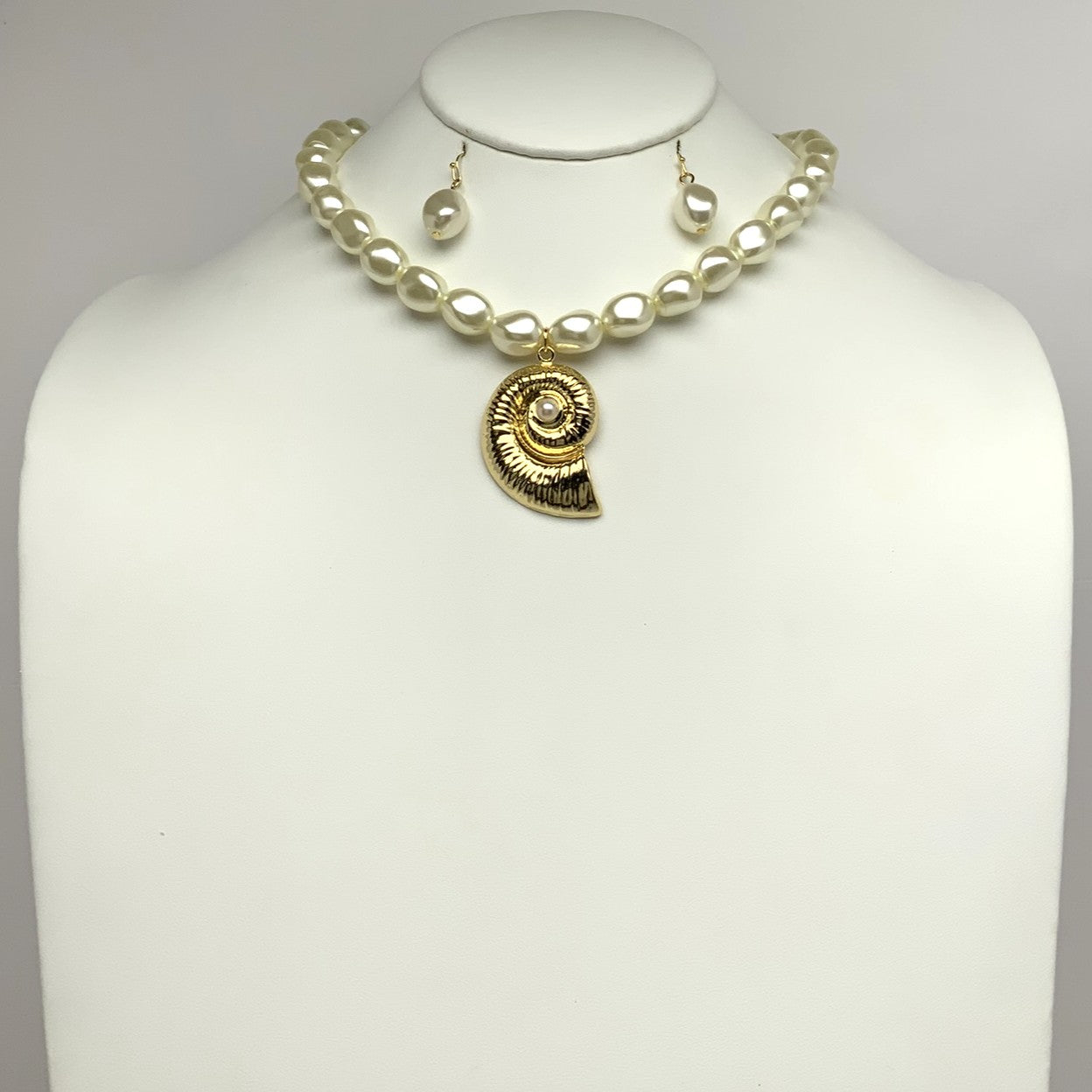 Seashell Pearl Necklace