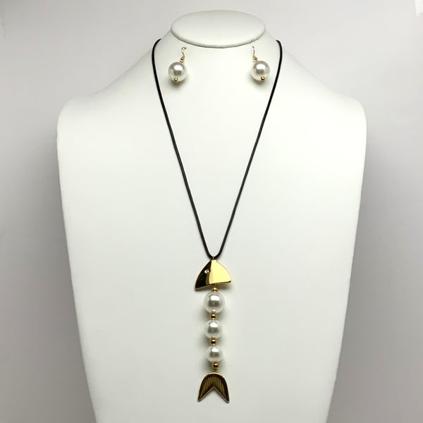 Long Fish Articulated Pearl Necklace