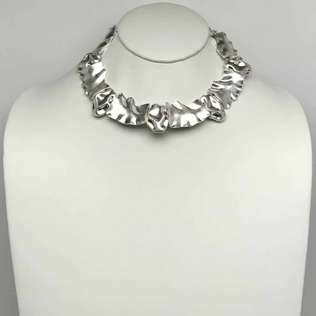 Textured Wavy Metal Pieces Necklace
