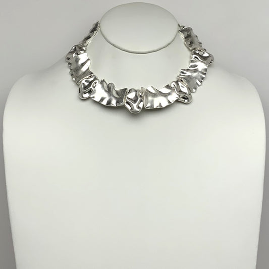 Textured Wavy Metal Pieces Necklace