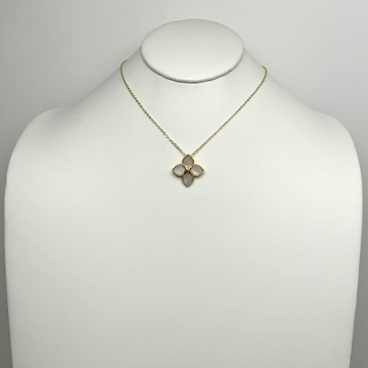 4-Leaf Flower Pendant Necklace