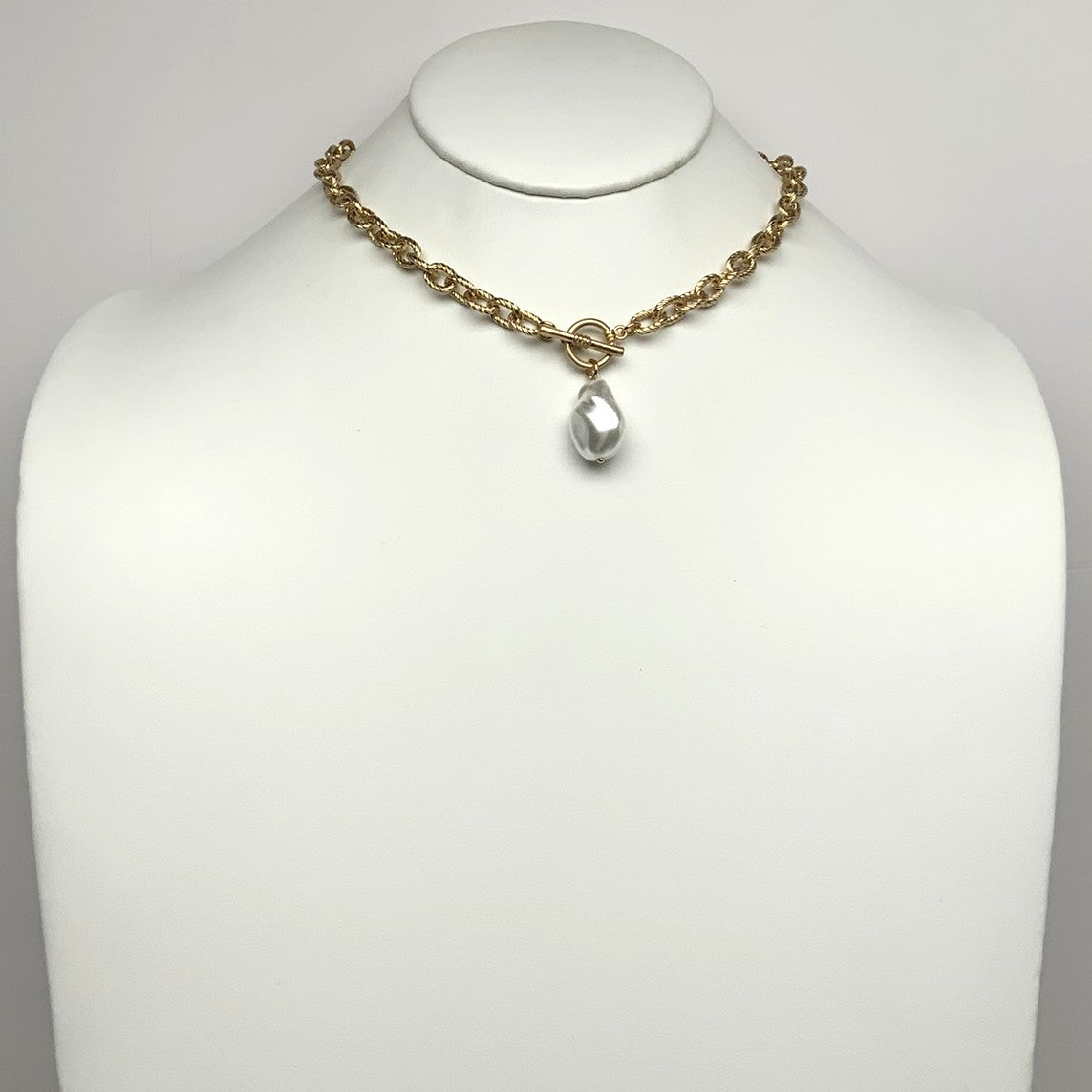 Textured Chain Toggle Clasp Pearl Necklace