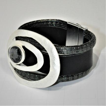 Magnetic Leather bracelet with abstract oval design