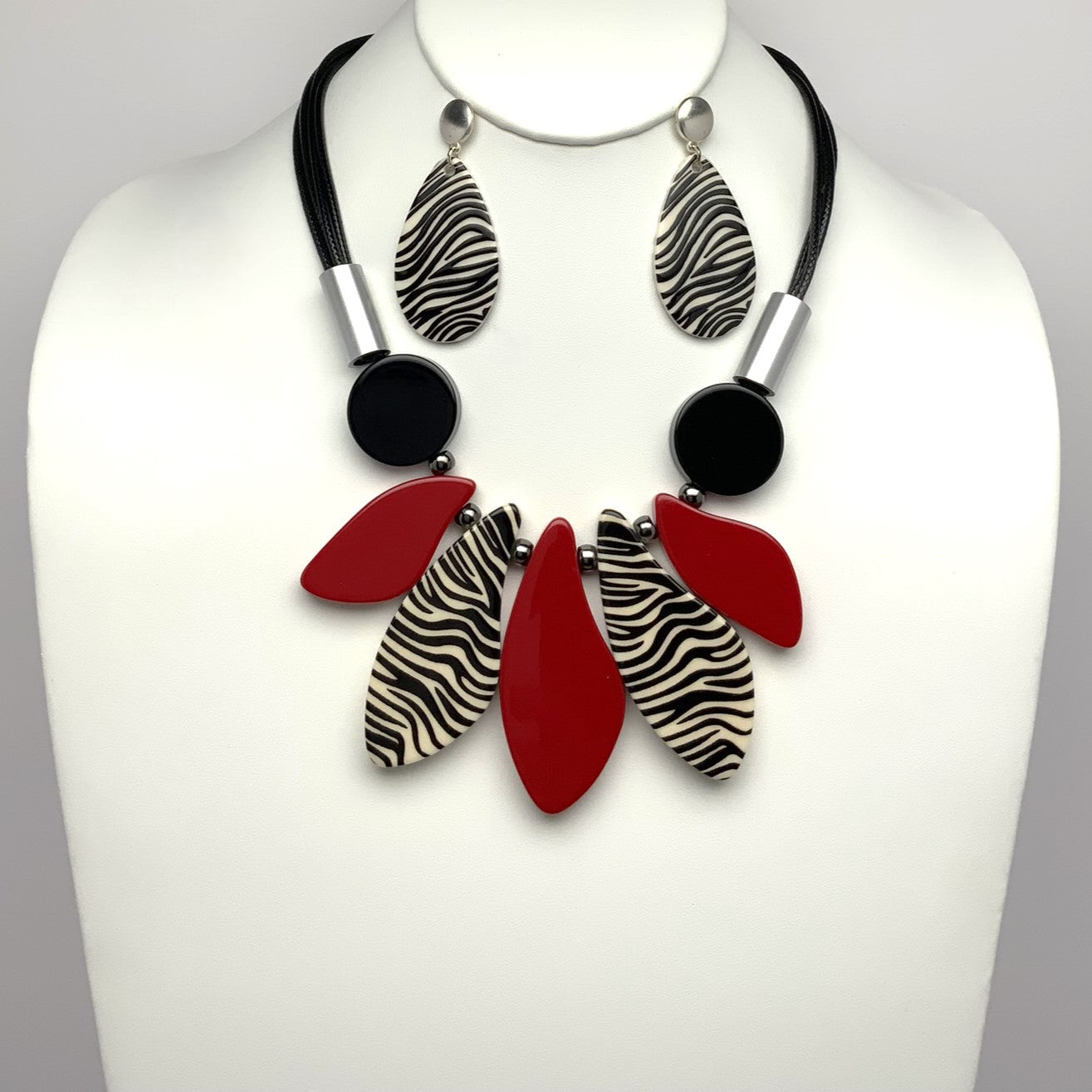 Lucite Tribal Look Necklace Set
