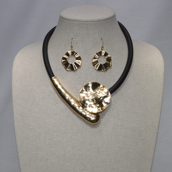 Rubber Cord Magnetic Necklace with Hammered Metal Closure Necklace Set