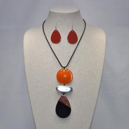 Metal and Teardrop Lucite Necklace Set