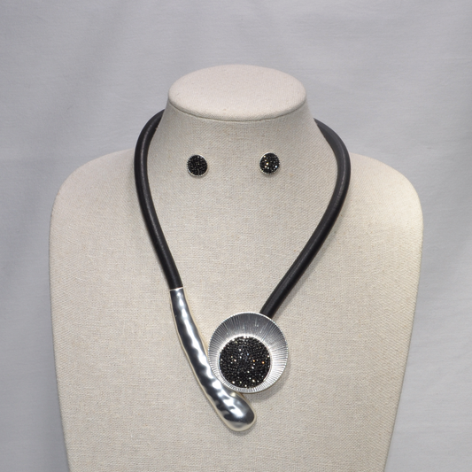 Rubber Cord with Druizy and Hammered Metal Closure Necklace Set