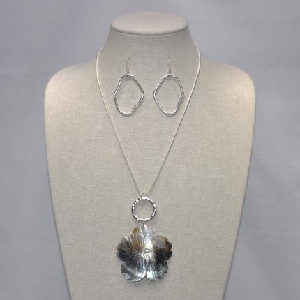 Mother Pearl Flower Design Necklace Set