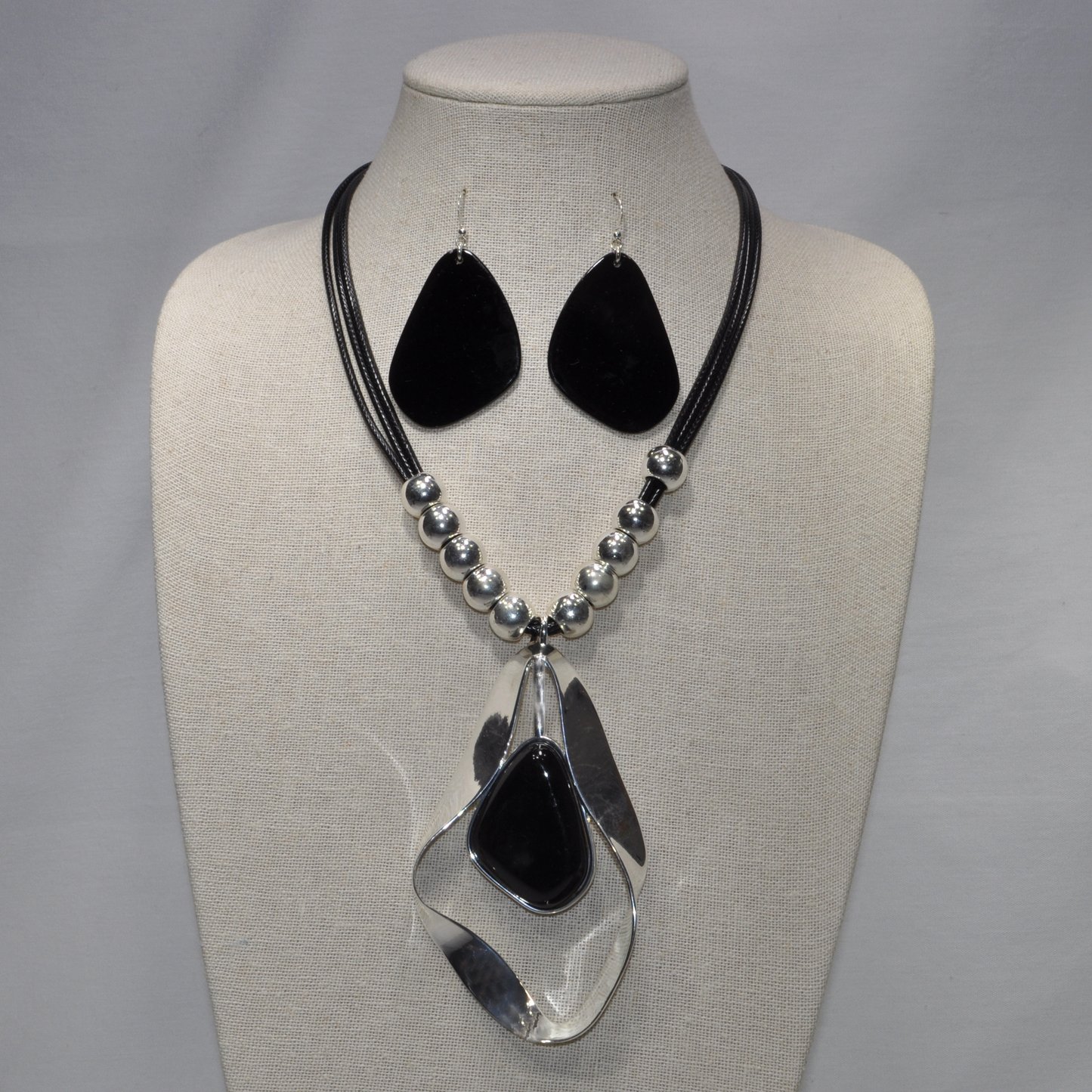 Short Vinyl Cords and Metal Beads Necklace Set