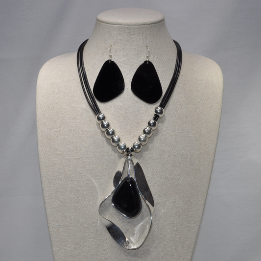 Short Vinyl Cords and Metal Beads Necklace Set