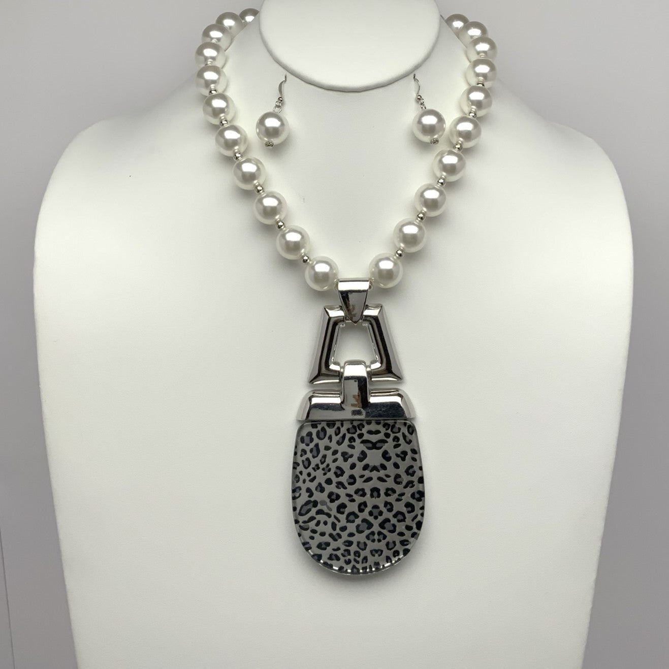 Pearl and Animal Print Necklace Set